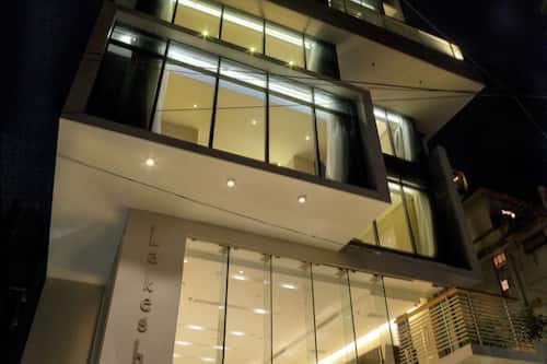 施設の正面 (日没後)