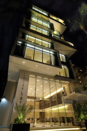 住宿正面 - 傍��晚/夜晚