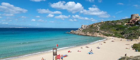 Una spiaggia nelle vicinanze