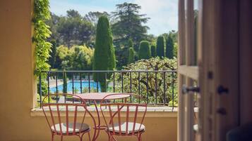 Luxe beddengoed, een minibar, een kluis op de kamer, een bureau
