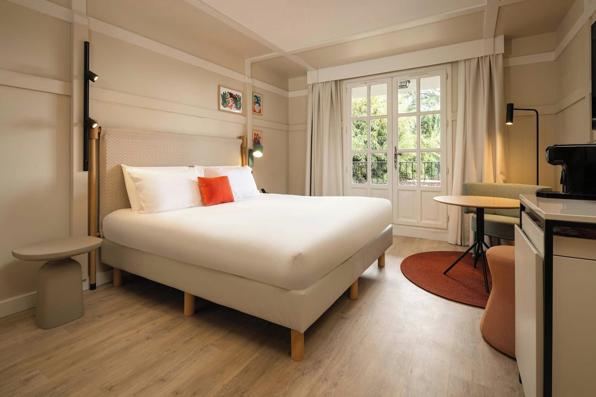 高档床上用品、迷你吧、客房内保险箱、办公桌