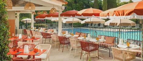 Seasonal outdoor pool, pool umbrellas, sun loungers