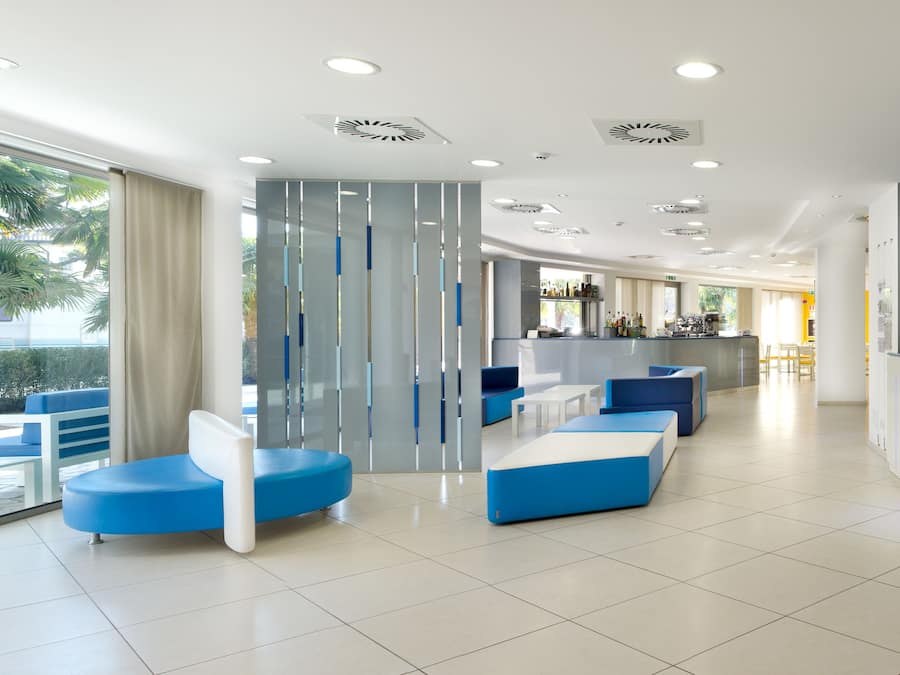 Área de estar no saguão