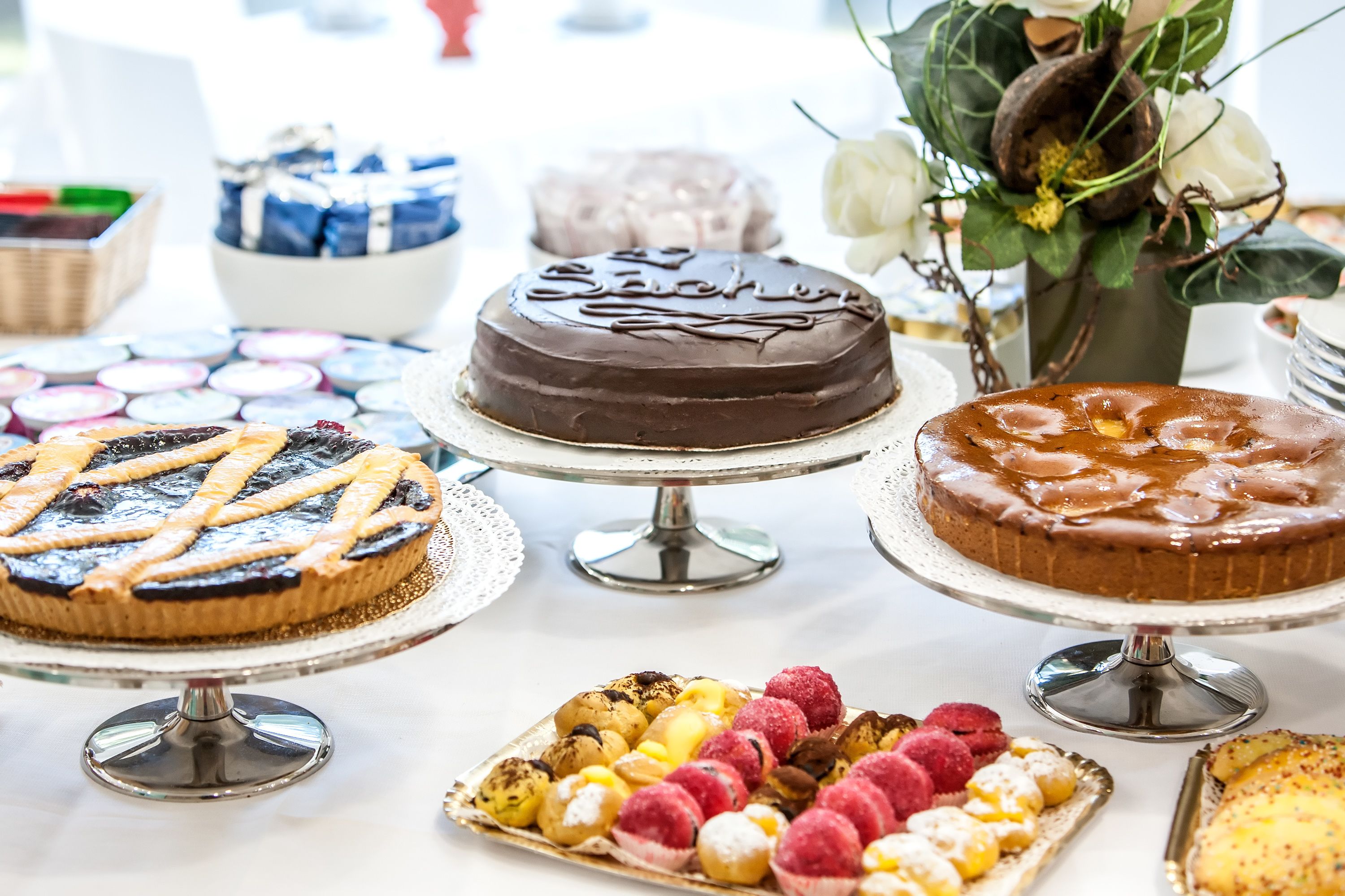 Une variété de desserts est présentée, notamment des gâteaux et des pâtisseries.