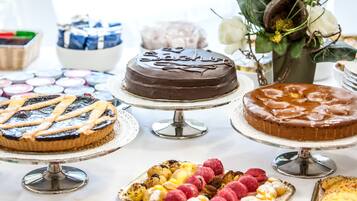 Une variété de desserts est présentée, notamment des gâteaux et des pâtisseries.