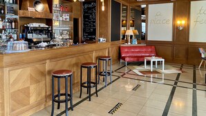 A bar area with stools, a coffee machine, and a menu board. - Park Hotel Imperatore Adriano (Guidonia Montecelio)