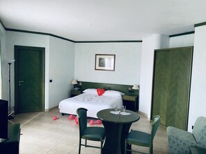 Double Room | Bar mini, peti besi dalam bilik, dihias secara berasingan 