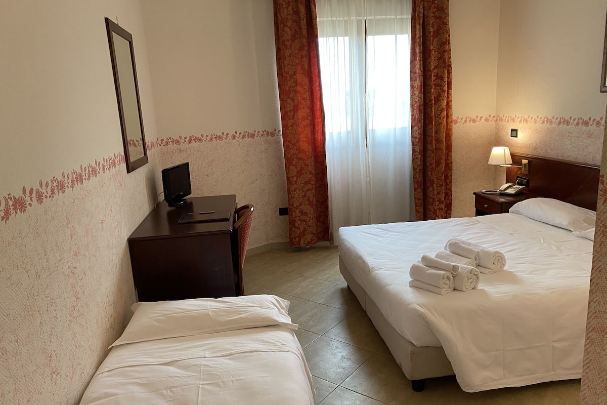 Triple Room | Minibar, in-room safe, individually decorated, individually furnished
