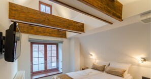 Frette Italian sheets, premium bedding, memory-foam beds, in-room safe - Celestin Residence (Gdansk)