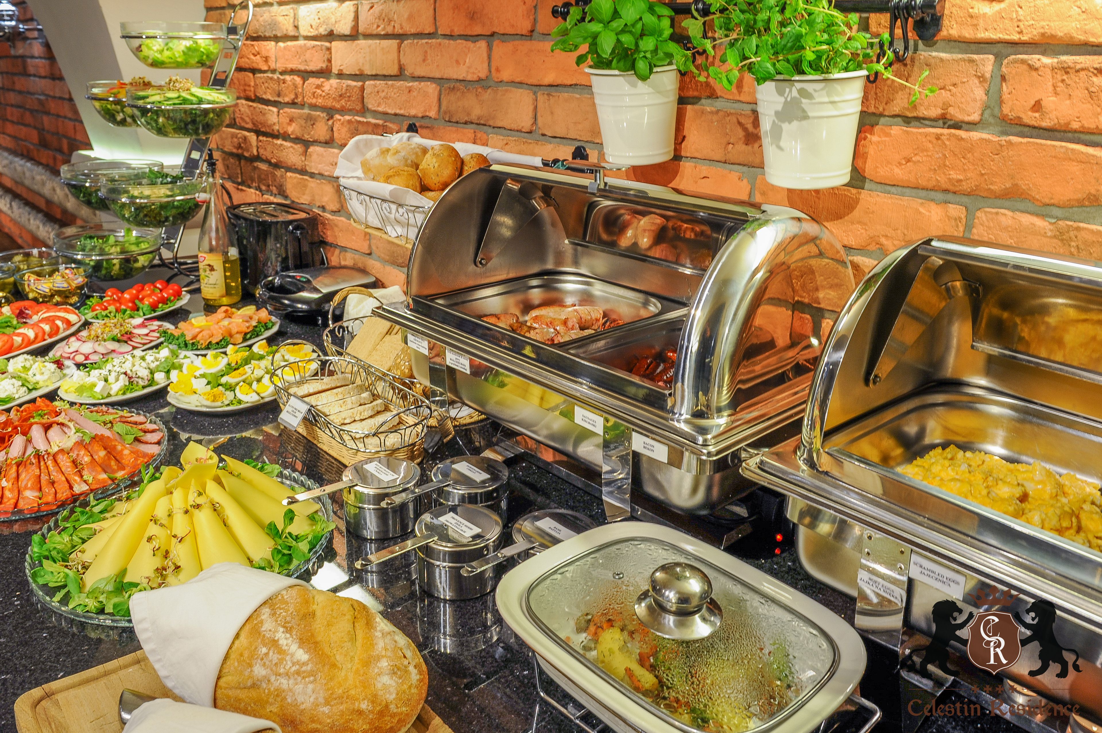 Ein reichhaltiges Buffet mit Salaten, Fleisch und Brot.