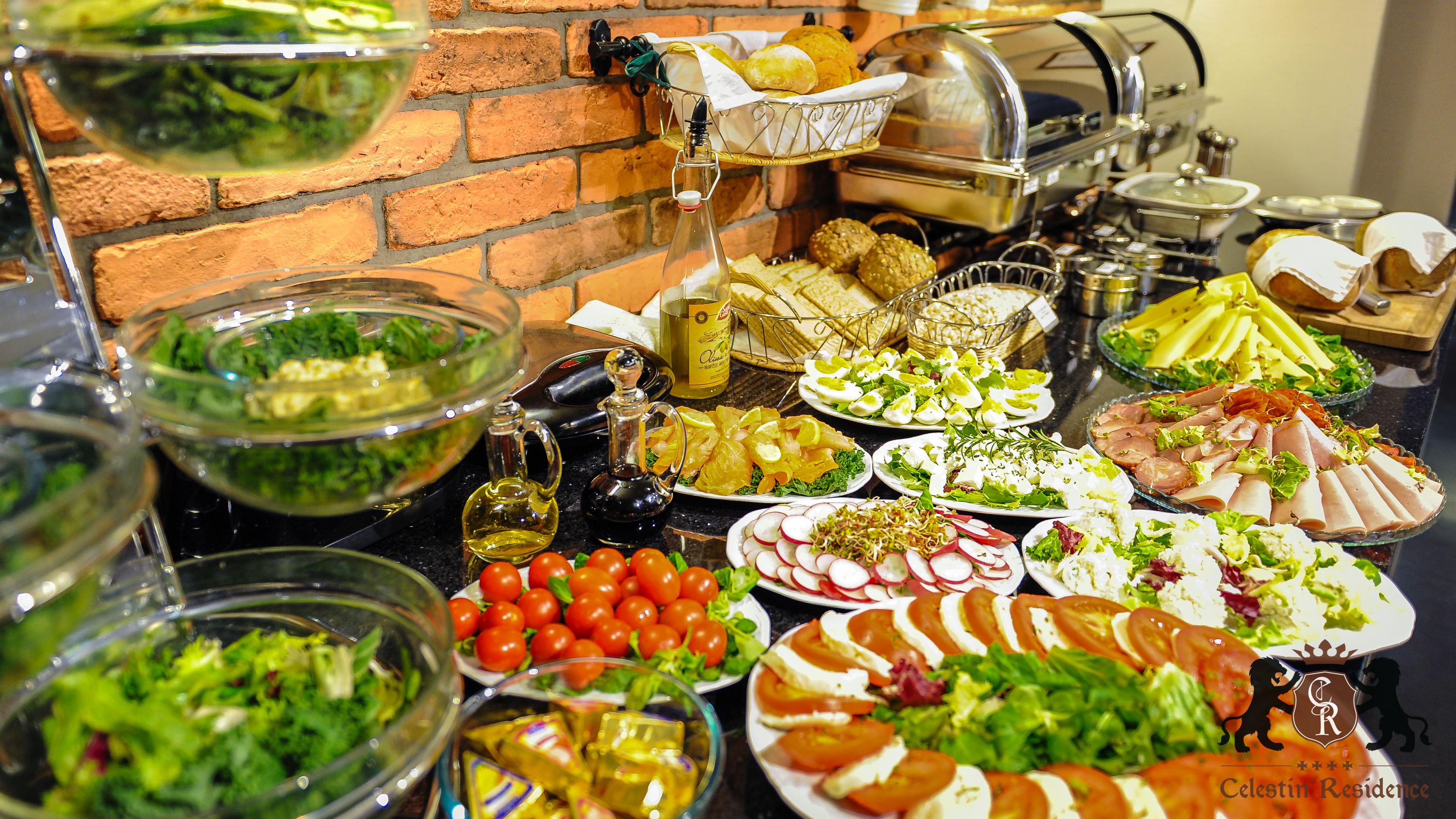 Ein Buffet mit verschiedenen Speisen, darunter Salate, Fleisch und Käse.