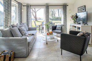 Island Bungalow 2 bedrooms Lake Side | Luxe beddengoed, geluiddichte muren, een strijkplank/strijkijzer