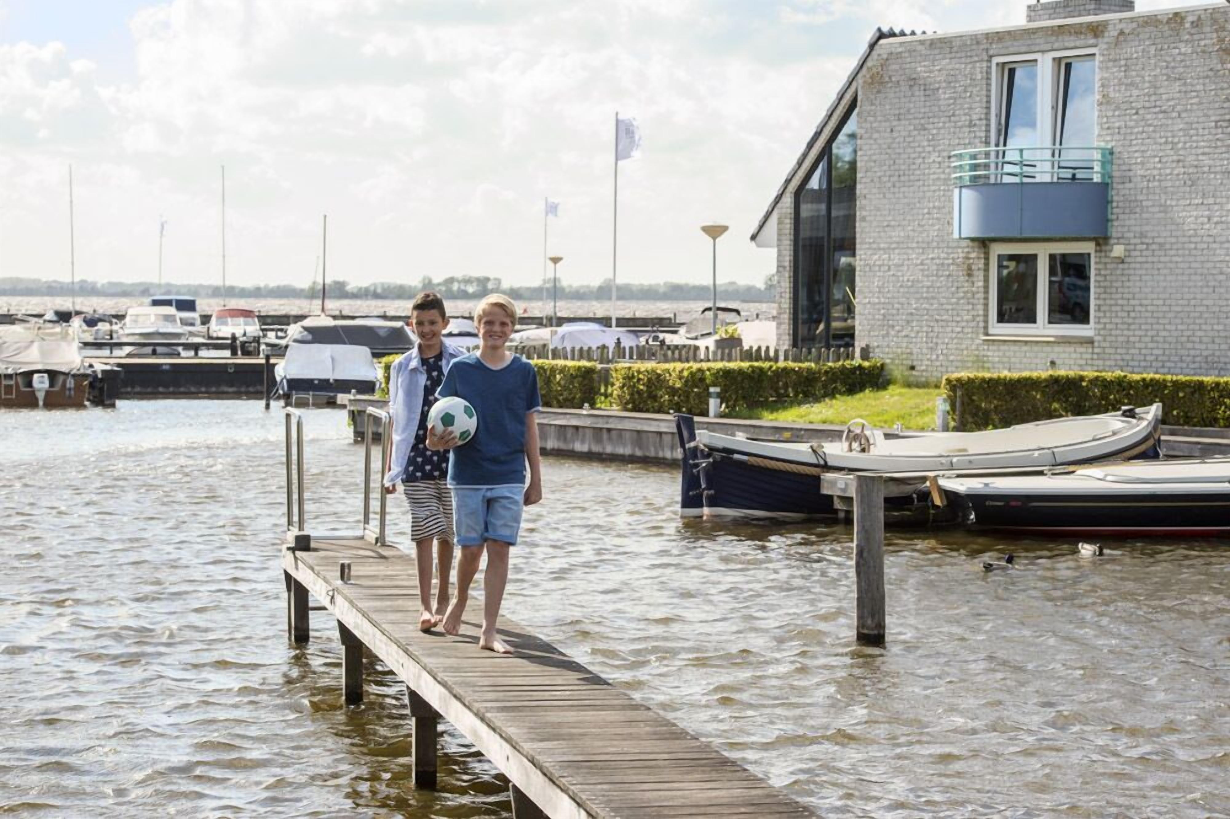 Comfort House 3 Bedrooms Lake Side | Luxe beddengoed, geluiddichte muren, een strijkplank/strijkijzer