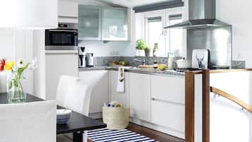 Luxury Villa, 3 Bedrooms (Houseboat) | Private kitchen | Full-size fridge, microwave, oven, stovetop