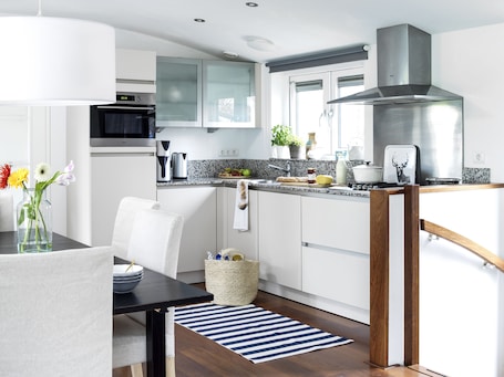 Refrigerador con freezer, microondas, horno, placa de cocina