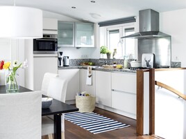 Refrigerador con freezer, microondas, horno, placa de cocina