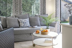 Island Bungalow 2 bedrooms Lake Side | 高档床上用品、隔音、熨斗/熨衣板、旅行婴儿床