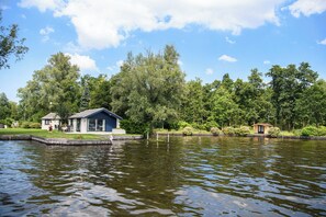 Island Bungalow 2 bedrooms Lake Side | 1 quarto, roupas de cama premium, quartos à prova de som