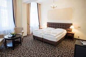 標準雙人房 | 迷你吧、客房內保險箱、書桌、熨斗/熨衣板