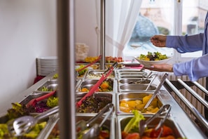 Se ofrece un desayuno bufé (10 EUR por persona)