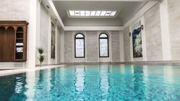 Piscine couverte, chaises longues