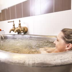 Salas de tratamiento para parejas, un sauna, una bañera de hidromasaje