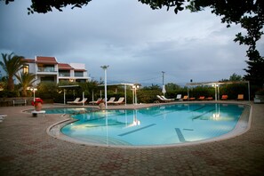 室外泳池；泳池傘、躺椅