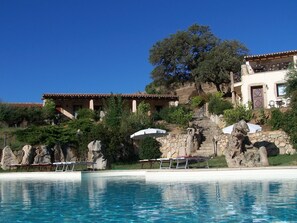 Seasonal outdoor pool, pool umbrellas, sun loungers - Funtana Abbas (Luras)