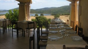 Petit déjeuner, déjeuner et dîner servis sur place
