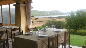 Petit déjeuner, déjeuner et dîner servis sur place