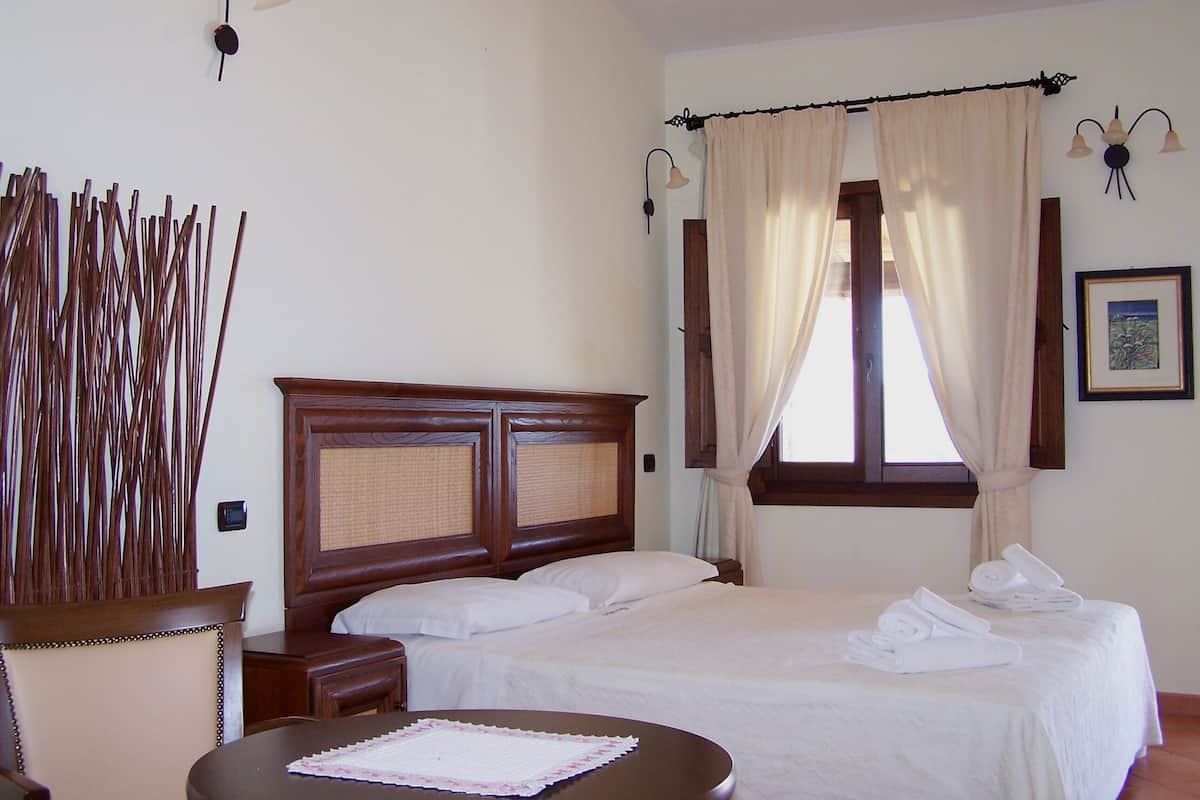 Premium bedding, down duvets, desk, blackout curtains