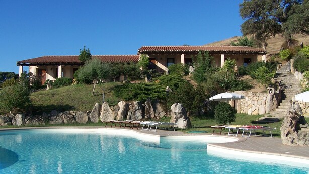 Piscine extérieure (ouverte en saison), parasols de plage
