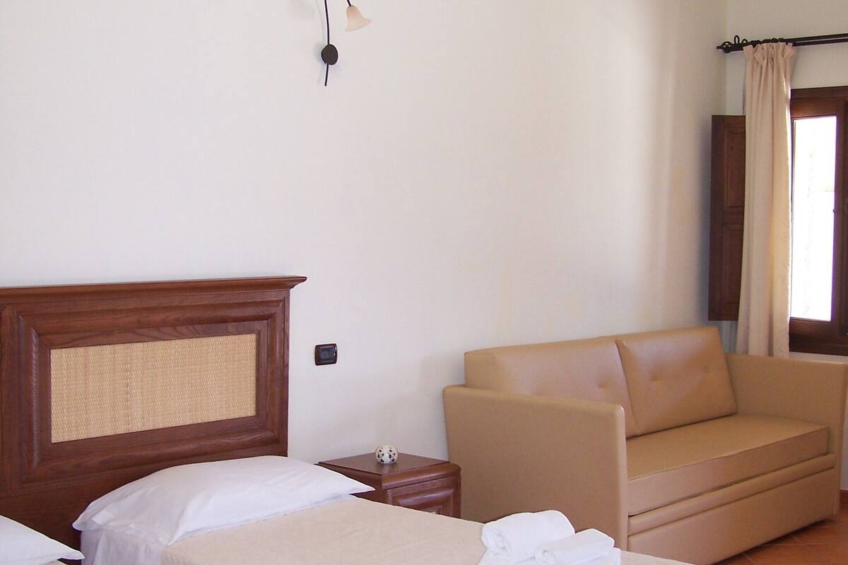 Literie de qualité, couette en duvet, bureau, rideaux d’obscurcissement