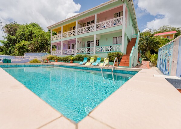 Utendørsbasseng og solsenger