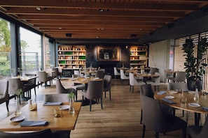 2 restaurants, lunch, dinner served; French cuisine