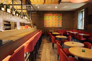 2 restaurantes; se sirven comidas y cenas