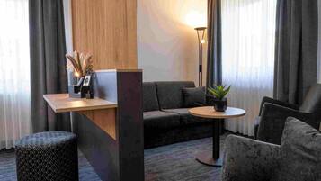 Junior Studio Suite, 1 Katil Raja (King), Non Smoking | Dihias secara berasingan, meja, ruang kerja komputer riba