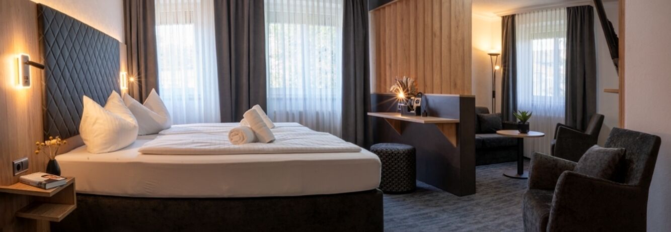 Junior Studio Suite, 1 King Bed, Non Smoking | Individually decorated, desk, laptop workspace, free WiFi