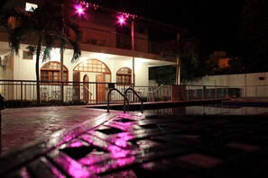 Facciata della struttura - sera/notte