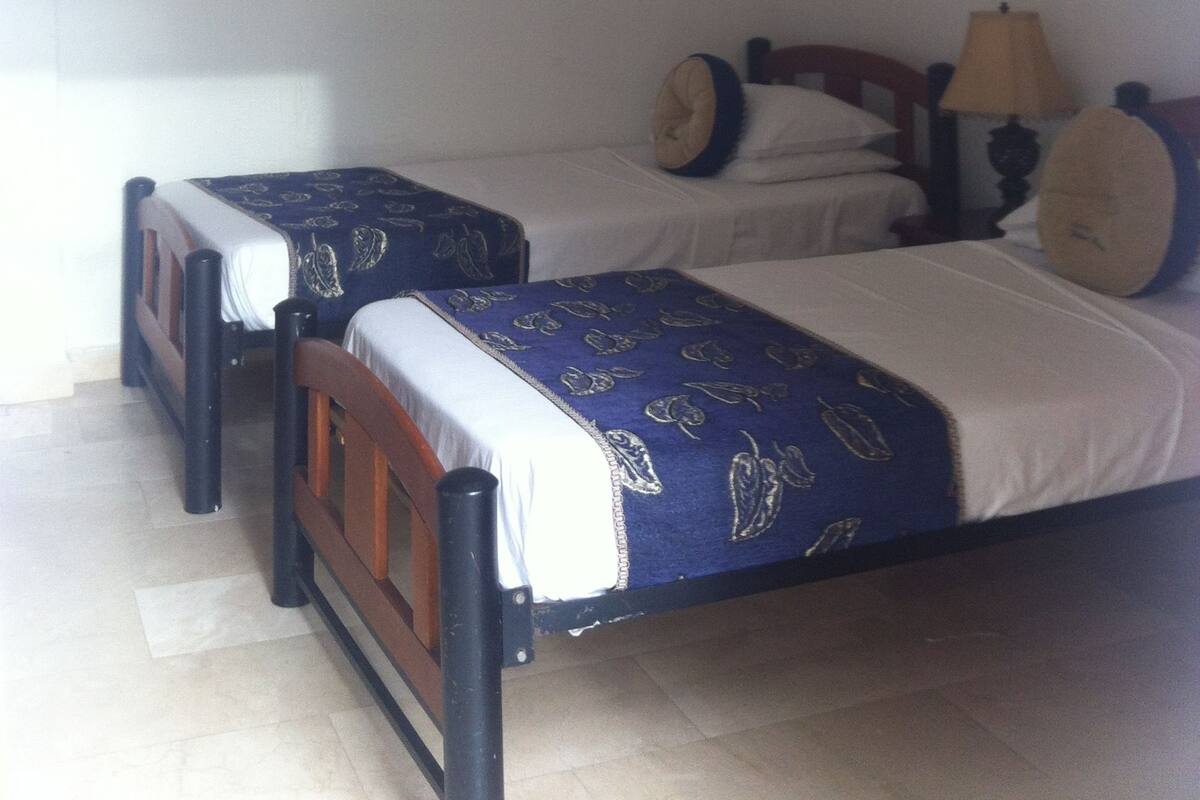 Chambre avec lits jumeaux, 2 lits une place | Minibar, bureau, Wi-Fi gratuit