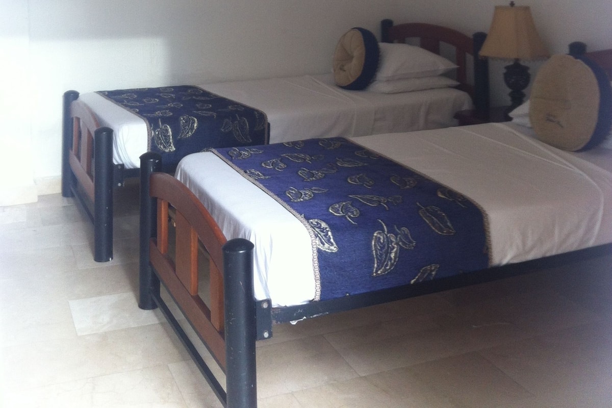 Twin kamer, 2 eenpersoonsbedden | Een minibar, een bureau, gratis wifi