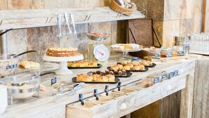 A buffet with various food items and a weighing scale. - Hotel Mas Solà (Santa Coloma de Farners)