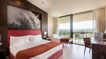 Comfort trippelrum - utsikt mot bergen | SÀngtillbehör av högsta kvalitet, duntÀcken och minibar