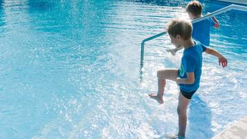 Udendørs pool, åben fra kl. 11.00 til kl. 20.00, parasoller, liggestole