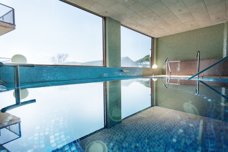 Un sauna, una bañera de hidromasaje, baño turco, baño turco/hammam