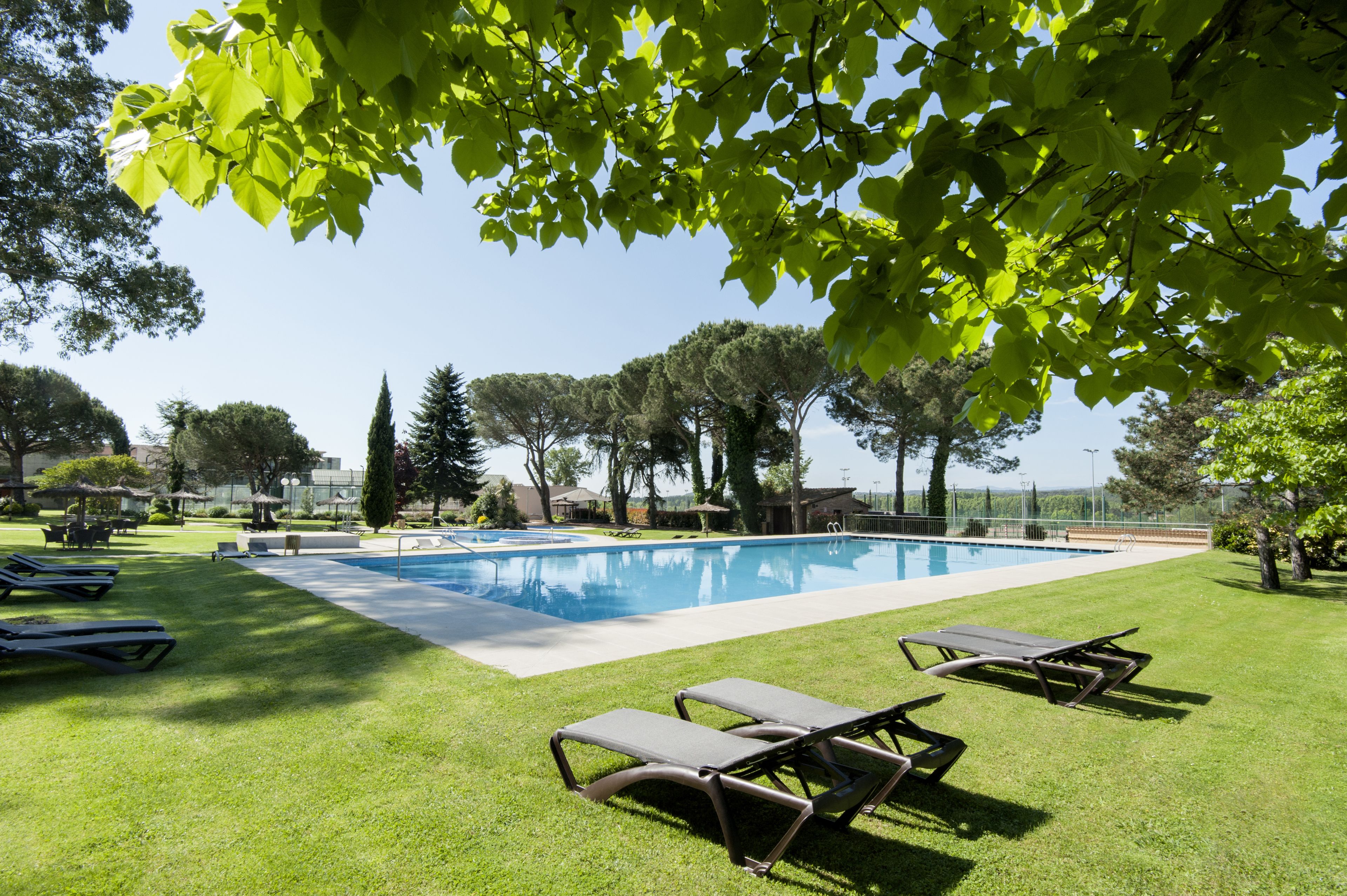 Piscine extérieure, parasols de plage, chaises longues