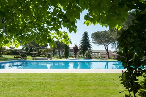 Outdoor pool, open 11 AM to 8 PM, pool umbrellas, pool loungers - Hotel Mas Solà (Santa Coloma de Farners)