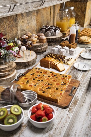 Daily buffet breakfast for a fee - Hotel Mas Solà (Santa Coloma de Farners)