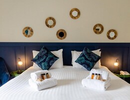 Escritorio, wifi gratis y ropa de cama 