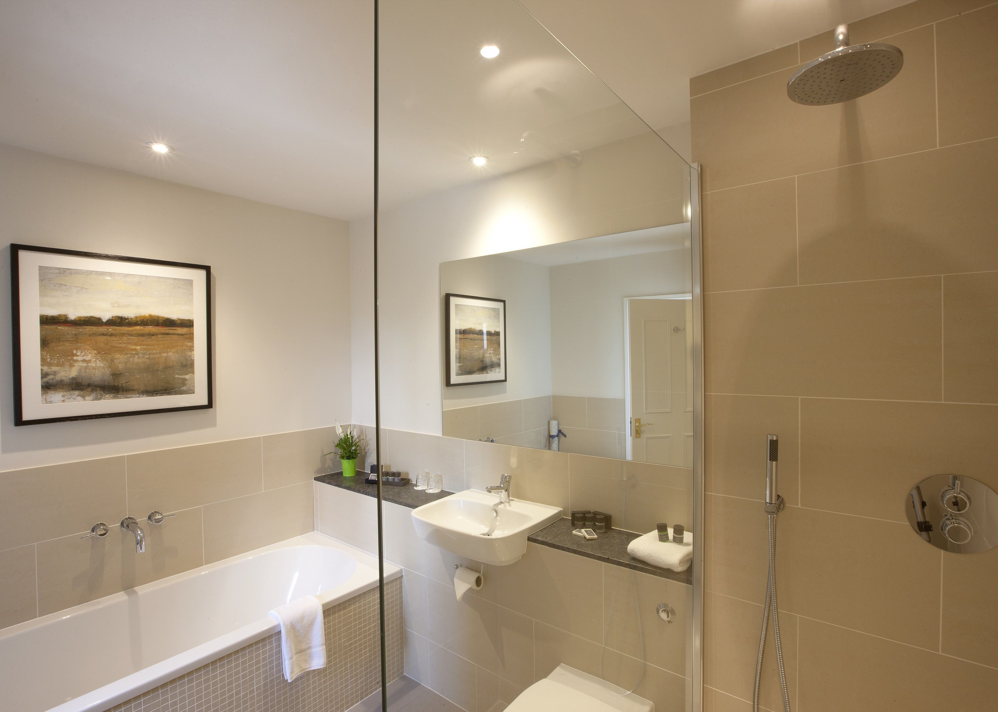 Suite (Manor) | Bathroom | Deep-soaking bathtub, free toiletries, towels